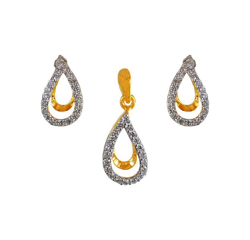18KT Gold Diamond Pendant Set
