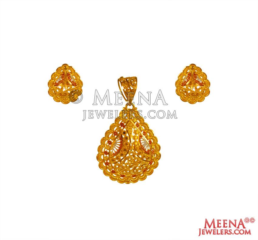 22Kt Gold Pendant Set PsYg27111 US 921 22K Gold Pendant and Earrings set is designed with
